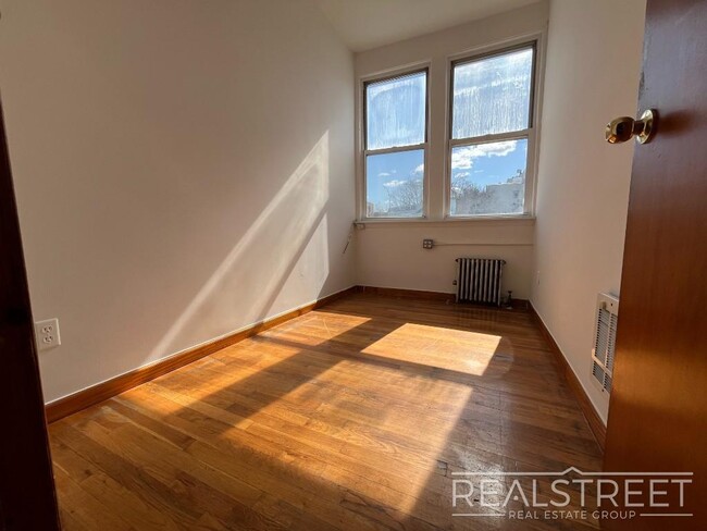 Building Photo - Lovely 2 BED in Sunset Park