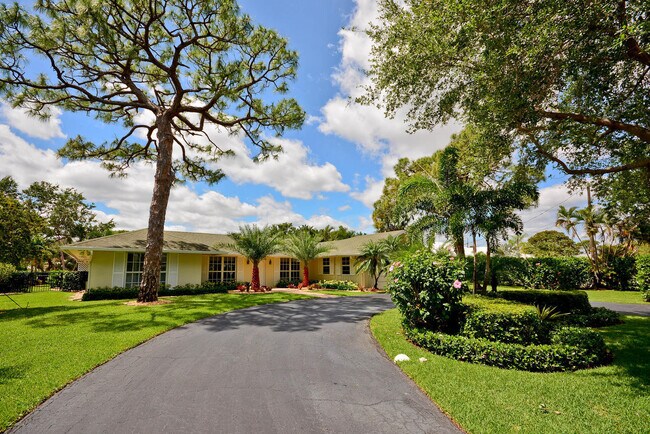 Building Photo - 291 Country Club Dr