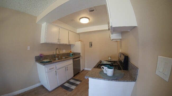 Foto del edificio - 9348 Somerset Blvd