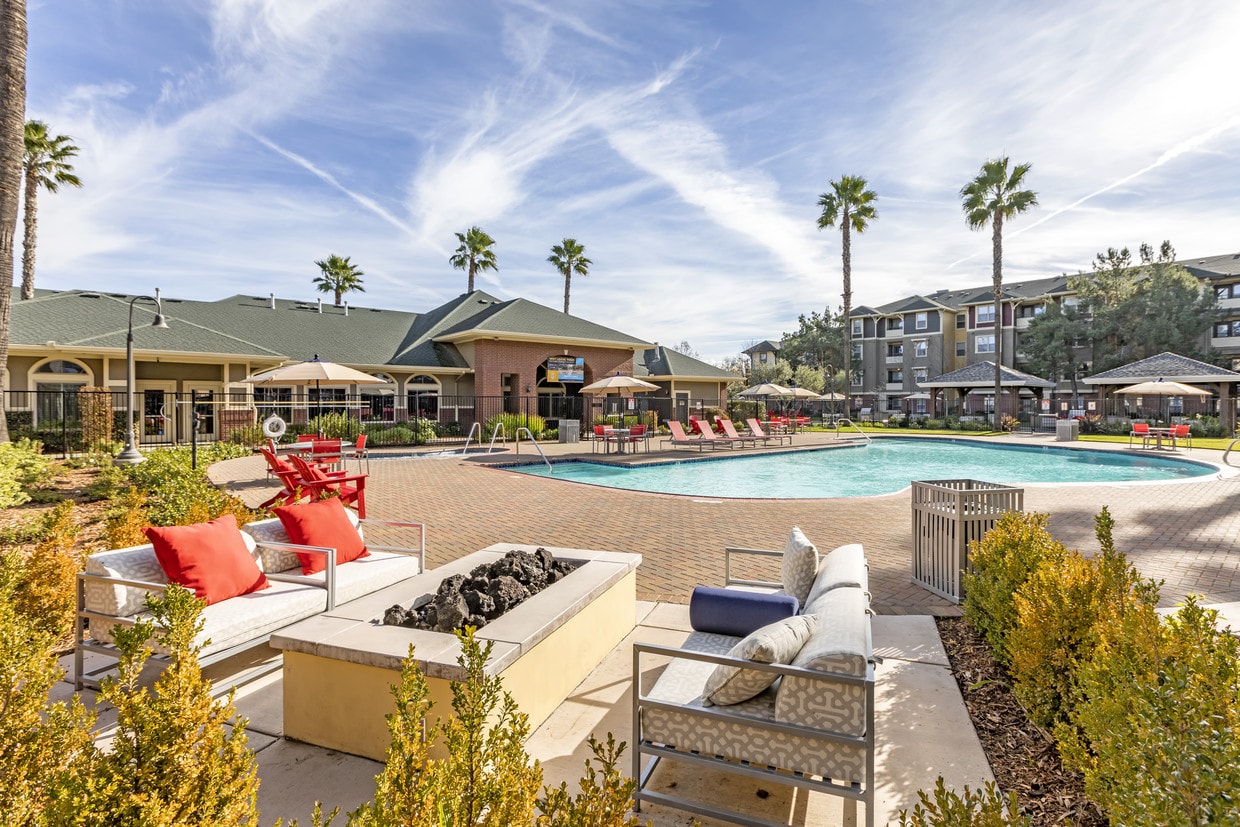 Fire Pit Lounge - The U Davis