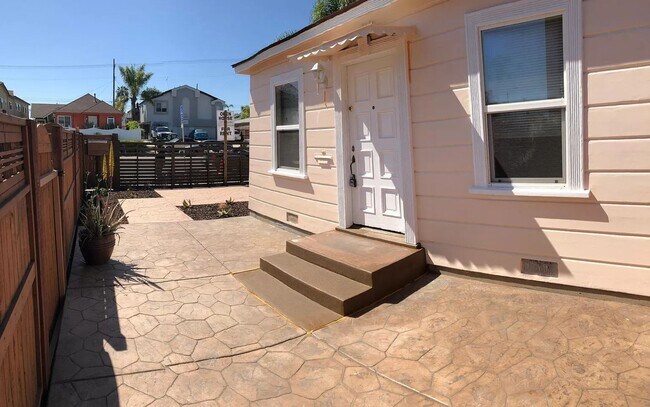 Foto del edificio - LARGE EXCLUSIVE PATIO! Charming Bungalow w...