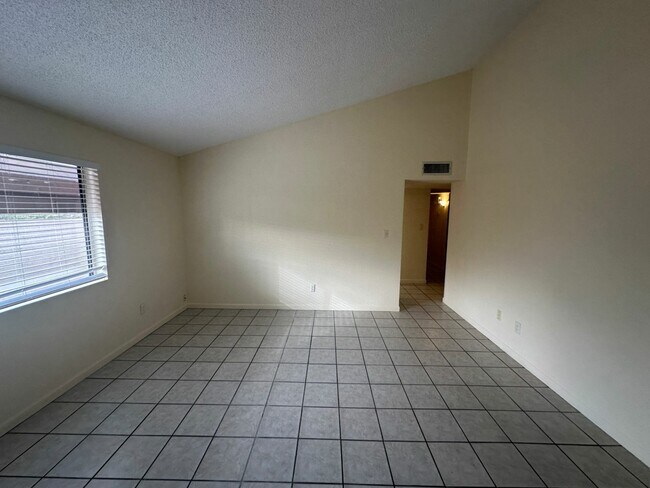 Foto del edificio - 784 W 37th St