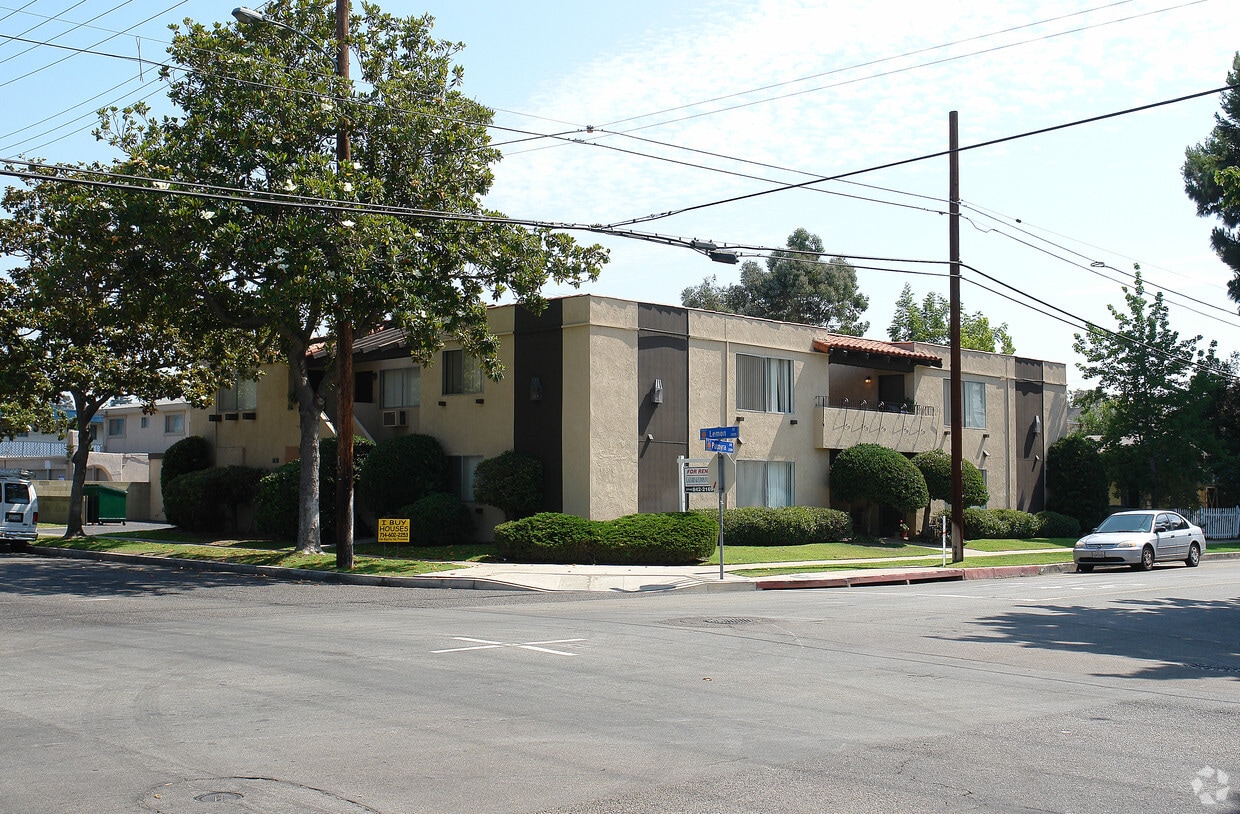 231 W Palmyra Ave, Orange, CA 92866 Apartments in Orange, CA