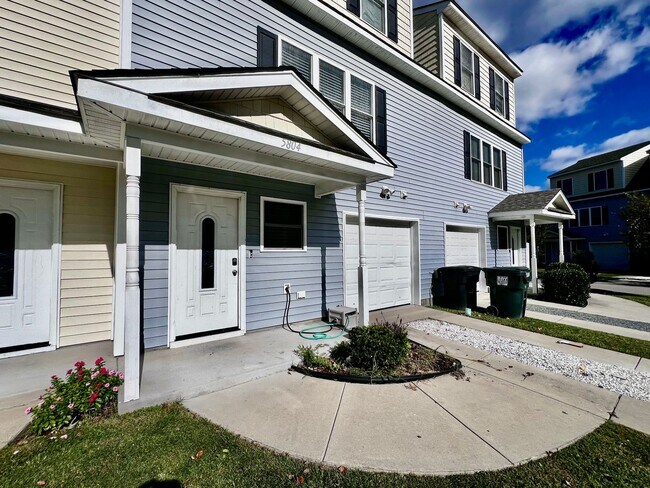 Foto del edificio - Tri-Level Condo – Pets Welcome, Washer & D...