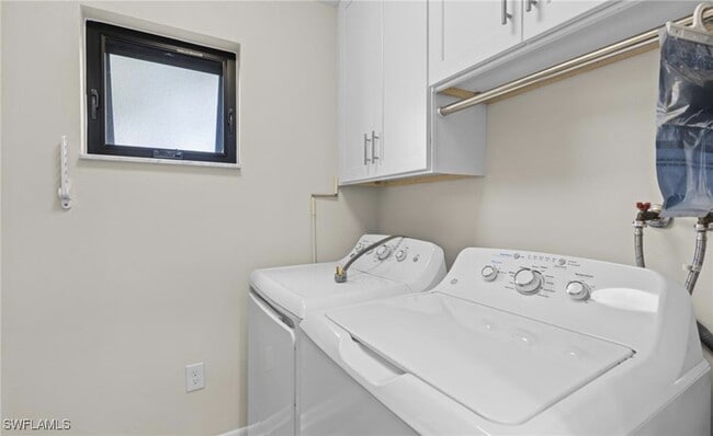 Building Photo - 788 Park Shore Dr
