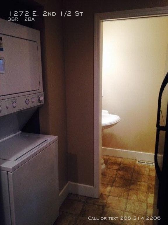Building Photo - 2 Story 3 Bed 1 1/2 bath great location