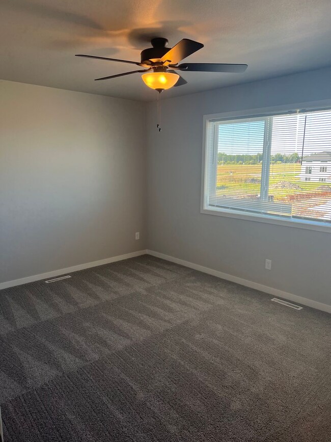 Building Photo - New 4 Bedroom/2 Bathroom House