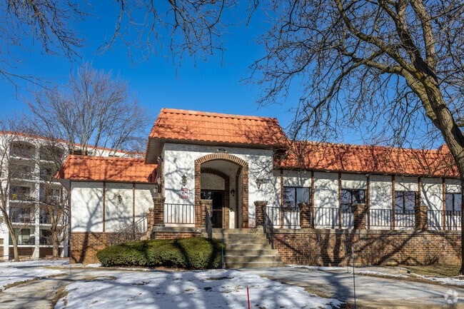 Building Photo - Plum Creek