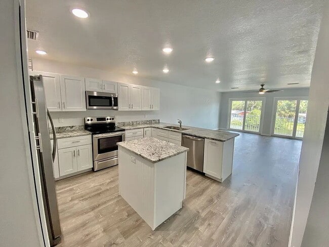 Building Photo - Waterfront 3 bedroom townhome with dock!