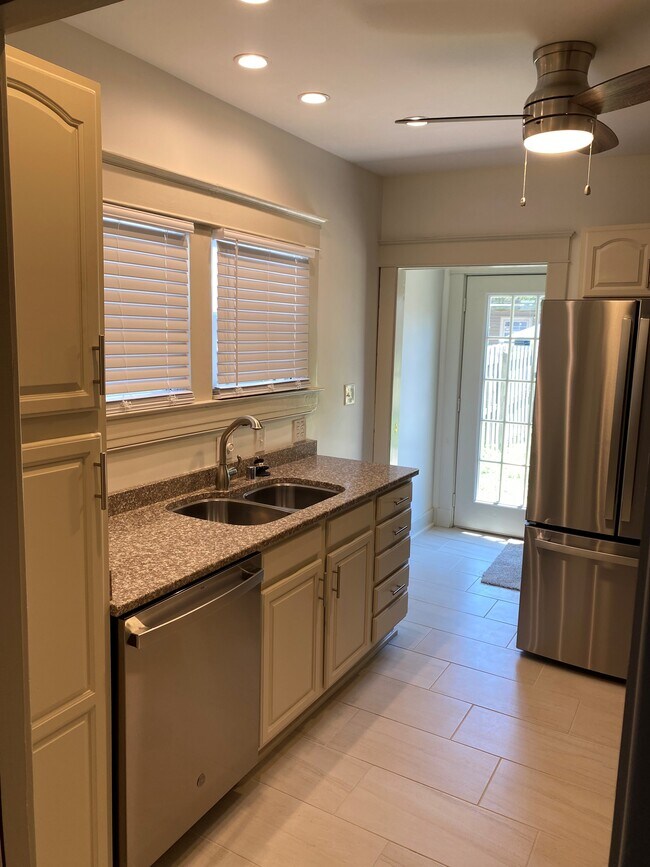 Foto del edificio - 2040 Midland Ave