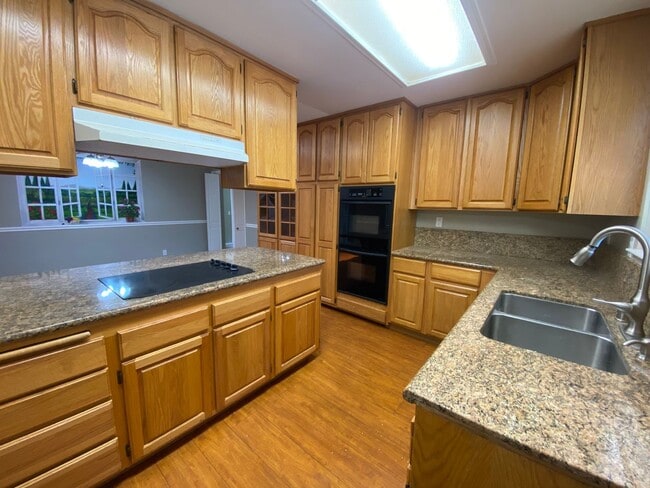 Building Photo - Spacious South Bay Home in Charming Neighb...