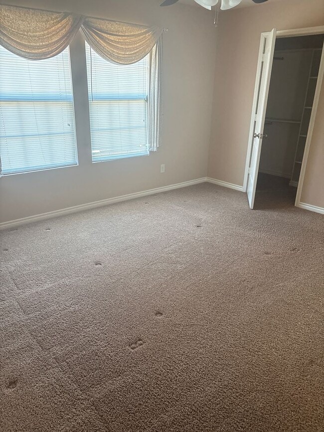 Building Photo - Step into comfort and modern convenience with this charming 3-bedroom, 2-bathroom home in Sherman...