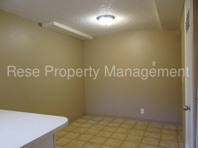 Building Photo - Spacious Apartment in Quiet Complex