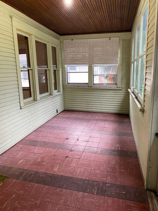 Building Photo - Large Como 5 Bedroom- Sept 2025!  Huge Liv...