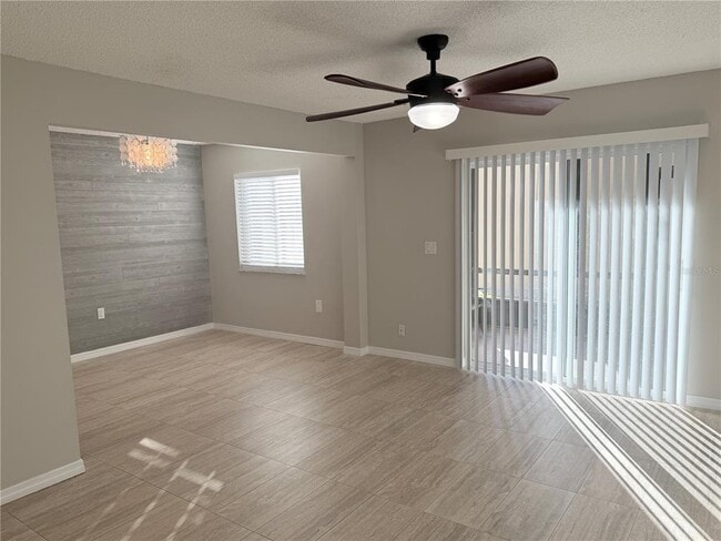 Foto del edificio - 1000 Lake of the Woods Blvd