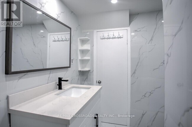 Building Photo - 66 Bayhampton Crescent