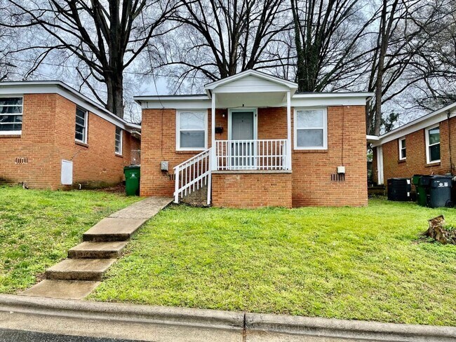 Foto del edificio - Adorable 2 bedroom 1 bath home . Located in the Belmont area .