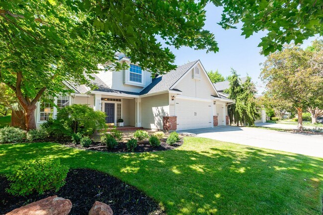 Foto del edificio - 3 Bed 2.5 Bath In The Heart Of Eagle