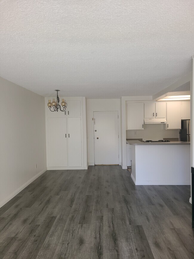 Building Photo - 160 S El Molino Ave
