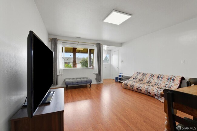 Foto del edificio - 3421 Roosevelt Ave