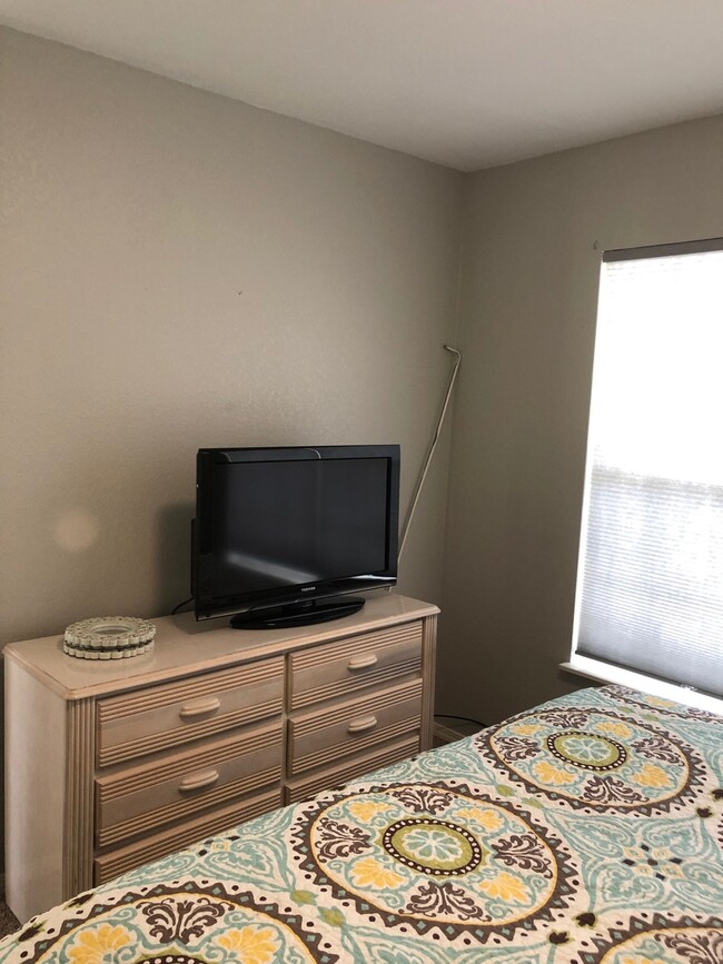 Building Photo - BEAUTIFUL WALK-IN CONDO ~ 2 bed, 2 bath ~ ...