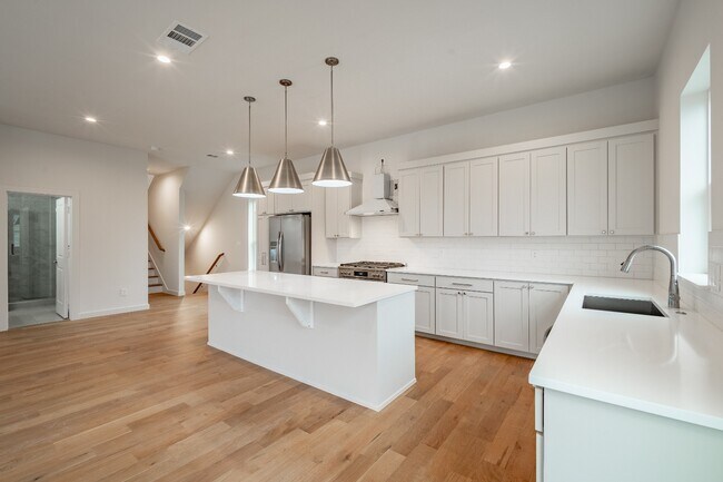 Foto del edificio - Perfect New Standalone 4 bed 4 bath Close to Greenville Ave & Henderson