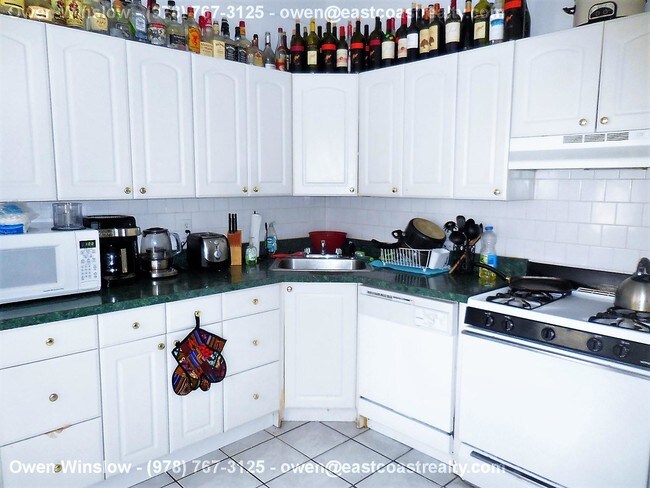 Building Photo - DOPE 4 Bed w/ HUGE Living Room + Big Bedrooms
