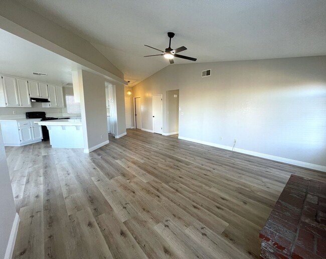 Foto del edificio - Completely Remodeled....Coming Soon!!