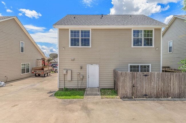 Building Photo - Available August 2026! 4 Bed, 3 Bath in Ho...