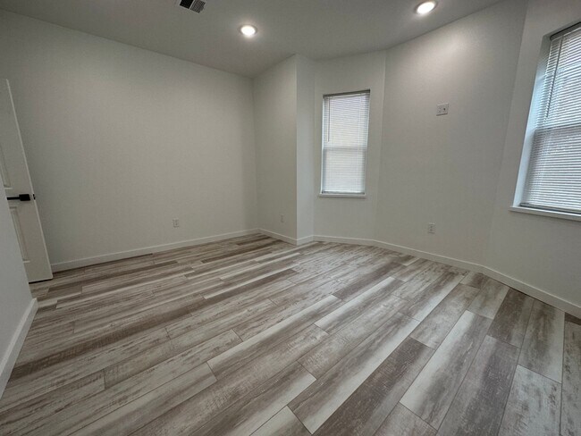 Foto del edificio - Modern & spacious 2Bedroom 1Bath Apartment