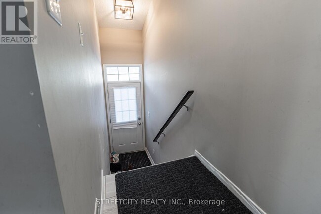 Photo du bâtiment - 3200-3200 Singleton Ave