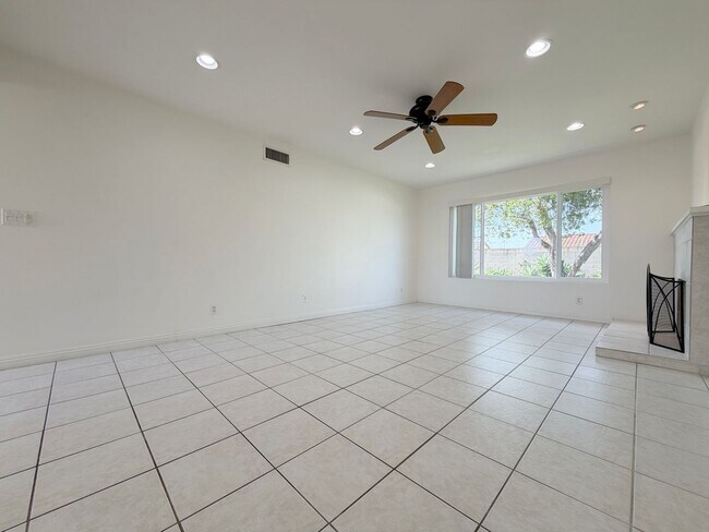 Building Photo - Single Story 3Bed Interior Location Large Yard