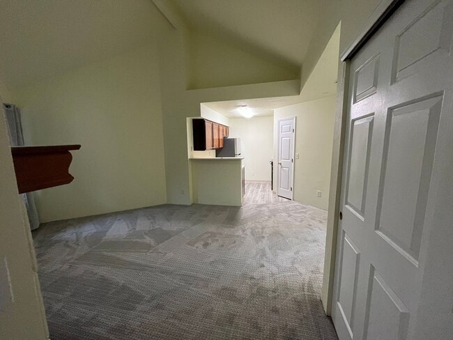 Building Photo - Top Floor 1-Bedroom Condo at Powderhorn