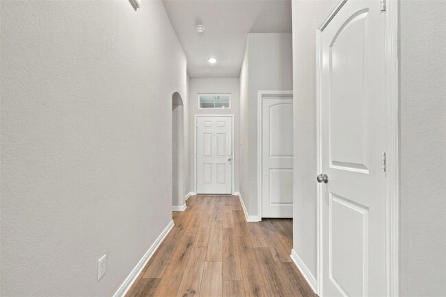 Building Photo - 808 Fallbrook Dr