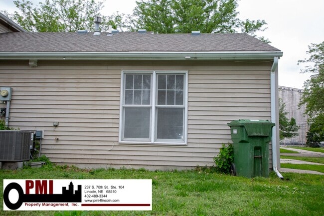 Building Photo - 2 Bedroom and 1 Bathroom Duplex Available ...