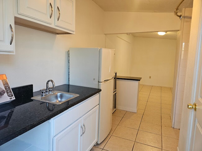 Building Photo - 2109 E Bougainvillea Ave