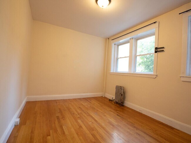 Building Photo - 62 Egmont St