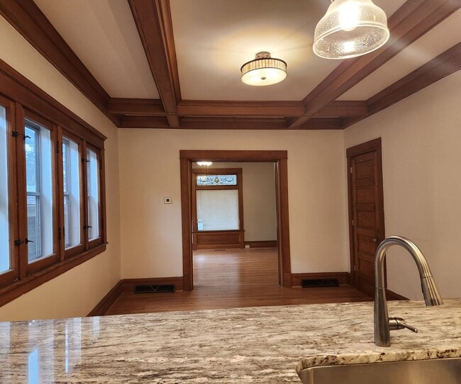 Building Photo - 136 Elgin Ave