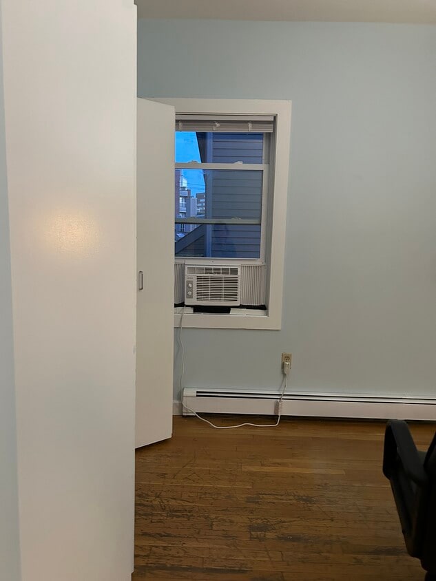 Building Photo - 293 Sidney St