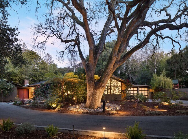 Foto del edificio - Gorgeous Atherton Home with lush landscaping.