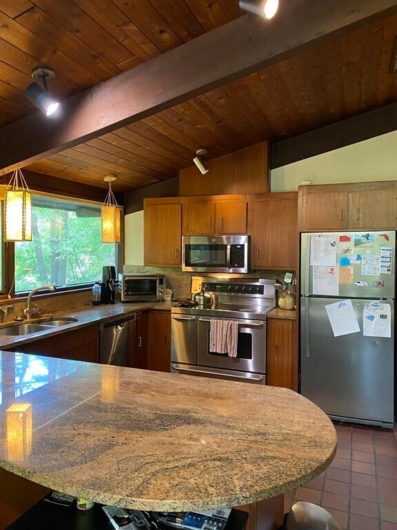 Building Photo - 12 White Pine Ln