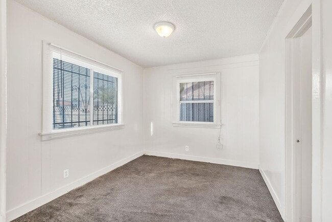 Foto del edificio - MODERN 2BED/1BATH APARTMENT WITH WASHER/DRYER HOOKUPS | SOUTH LA