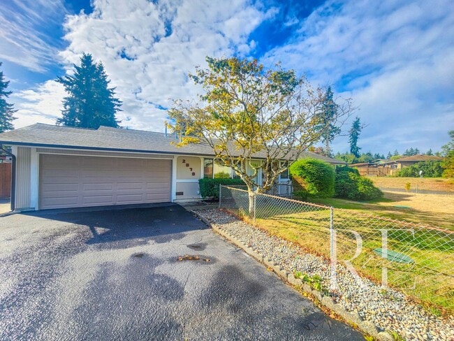 Building Photo - Spacious 4-Bedroom Rambler with Fenced Yar...