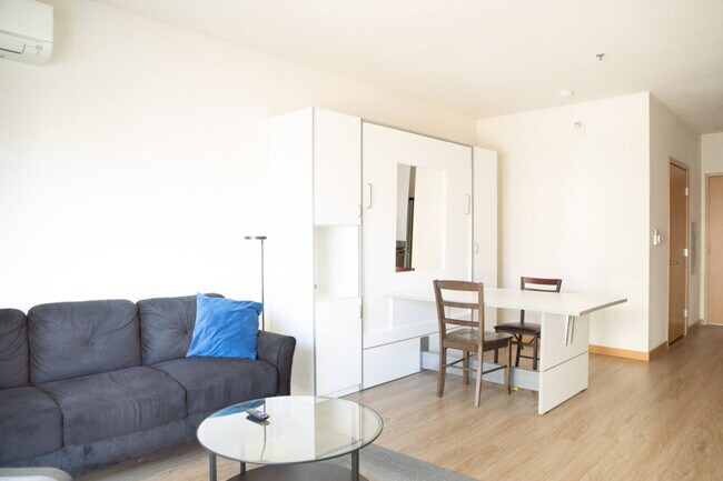 Foto del edificio - 1640 N Water St