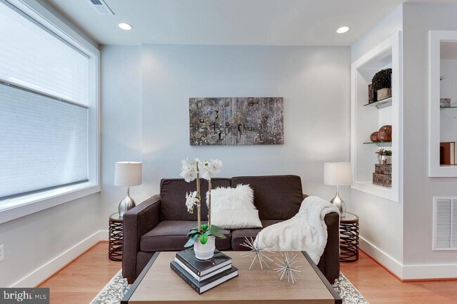 Foto del edificio - 625 Gresham Pl NW