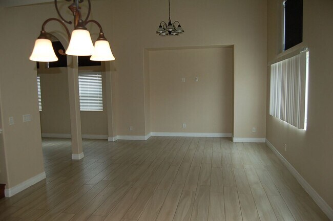 Foto del edificio - 17565 Owen St