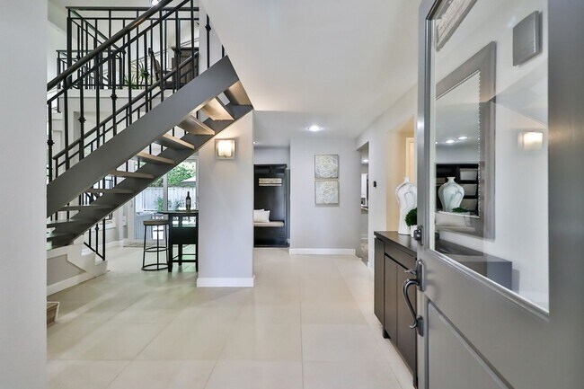 Foto del edificio - GORGEOUS REMODELED HOME WALKING DISTANCE TO WESTLAKE ELEMENTARY COMING TO THE MARKET SOON!