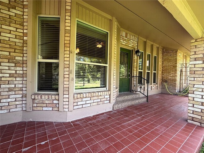 Foto del edificio - 6015 Los Robles Dr