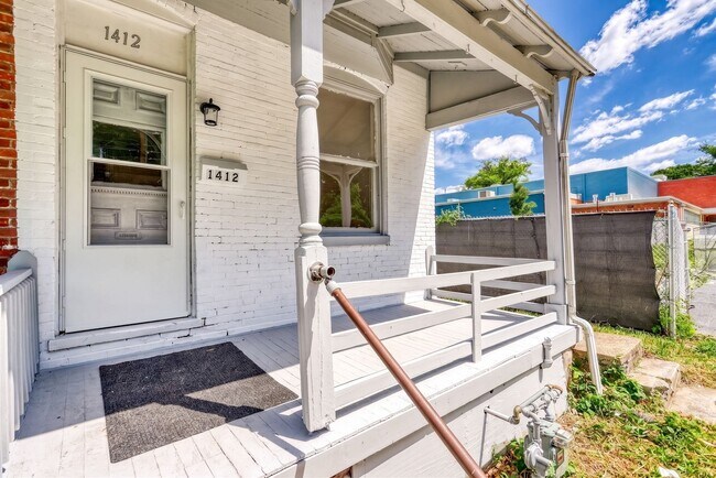 Foto del edificio - Newly Renovated 3 Bedroom, 1 Bathroom Townhouse