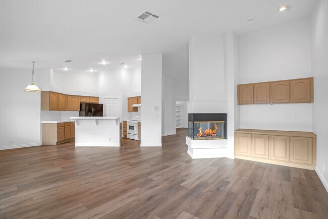 Foto del edificio - MOVE-IN READY SINGLE-STORY 4-BEDROOM 3-CAR GARAGE HOME IN HENDERSON!